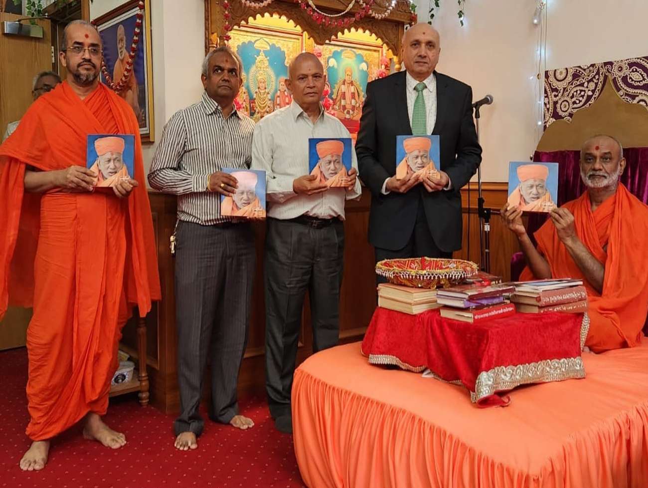 શ્રી સ્વામિનારાયણ મંદિર - કુમકુમ - લંડન ખાતે “Idol of Sainthood Sadguru Shastri Shree Anandpriyadasji Swami” પુસ્તકનું વિમોચન કરવામાં આવ્યું