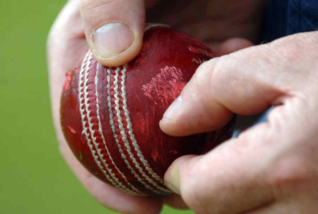 Cricketમા બોલ ટેમ્પરિંગ શું છે અને શા માટે ખેલાડીઓ કરે છે બોલ ટેમ્પરિંગ?