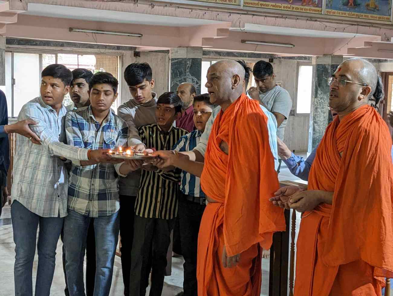 કુમકુમ મંદિર ખાતે બોર્ડના વિદ્યાર્થીઓએ ભગવાનને પ્રાર્થના કરી સંતોના આશીર્વાદ પ્રાપ્ત કર્યા