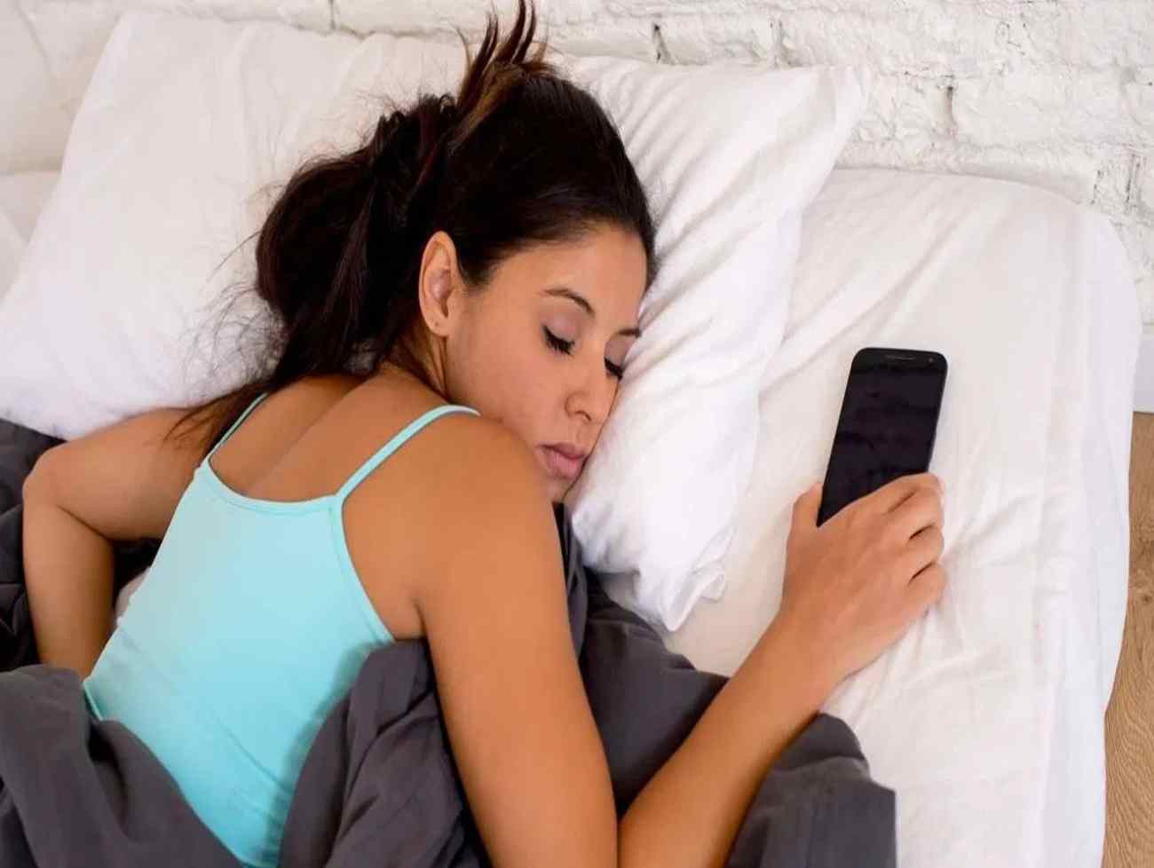 Sleep : સૂતી વખતે મોબાઈલ ફોન કેટલા અંતરે રાખવો જોઈએ?