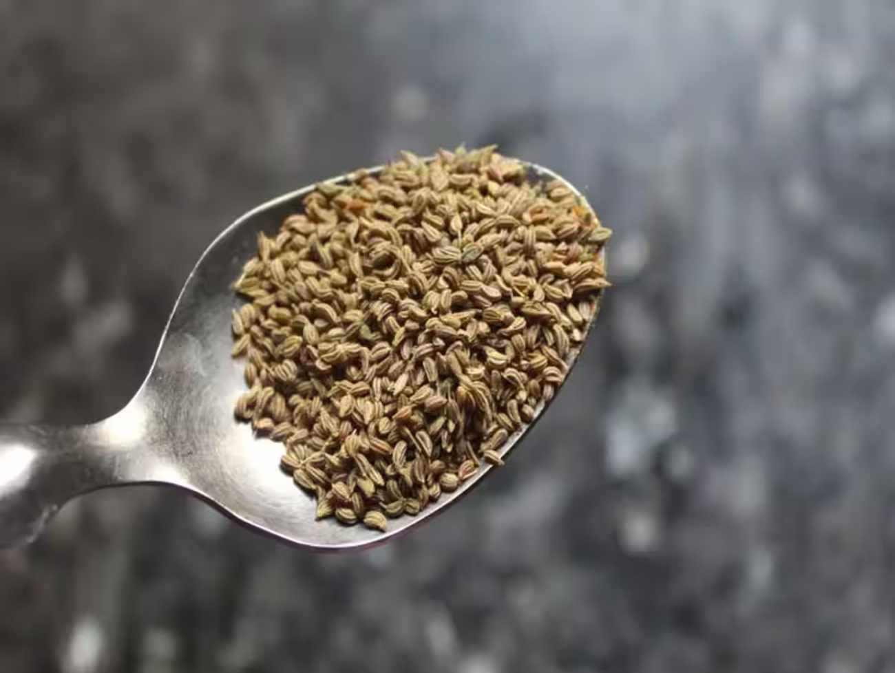 Ajwain: રાત્રે હુંફાળા પાણી સાથે 1 ચમચી અજમો ખાવાથી મટી જાય છે આ બીમારીઓ