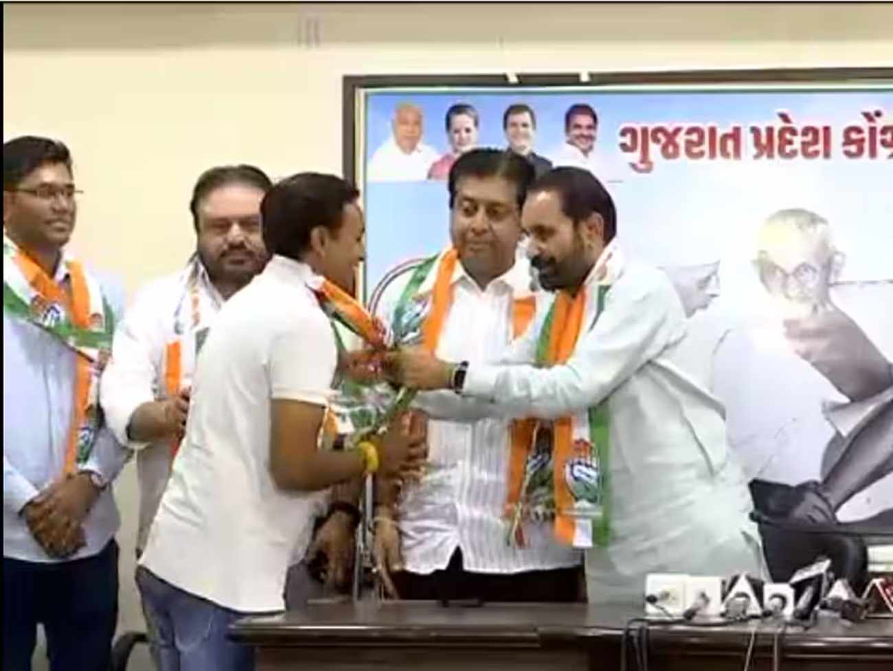 કોંગ્રેસ-આપનું ગઠબંધન તૂટતા જ આપમાં પડ્યું મોટું ગાબડું, 100 કાર્યકર્તા કોંગ્રેસમાં જોડાયા