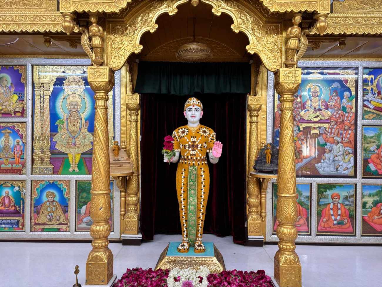 કાળજાળ ગરમીમાં કુમકુમ મંદિર ખાતે ભગવાનને ચંદનના વાઘાના શણગાર ધરાવવામાં આવ્યા.