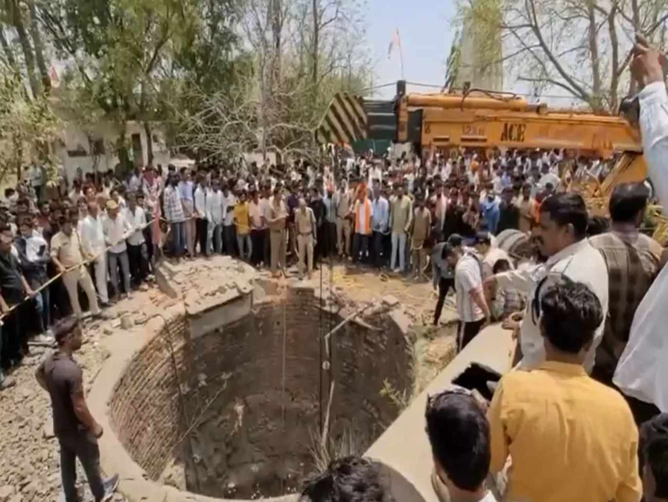 કાર કુવામાં ખાબકતા 10 ના મોત, કારમાં 13 લોકો હતા