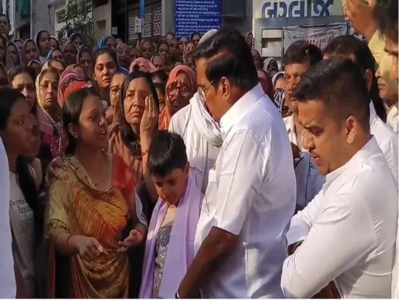 ટેક્સ પે કરે છે એનો જીવ જીવ નથી? સરકારને ફક્ત પોતાની જ સુવિધા રાખવી છે' સુરતના મૃતકની પત્નીનો નેતાઓને ચોટદાર સવાલ