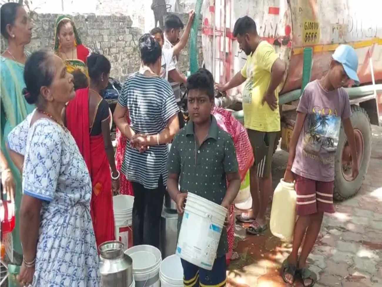 પાણી બચાવ જો - વડોદરાના જેતલપુરમાં એક સપ્તાહથી પાણી માટે વલખાં