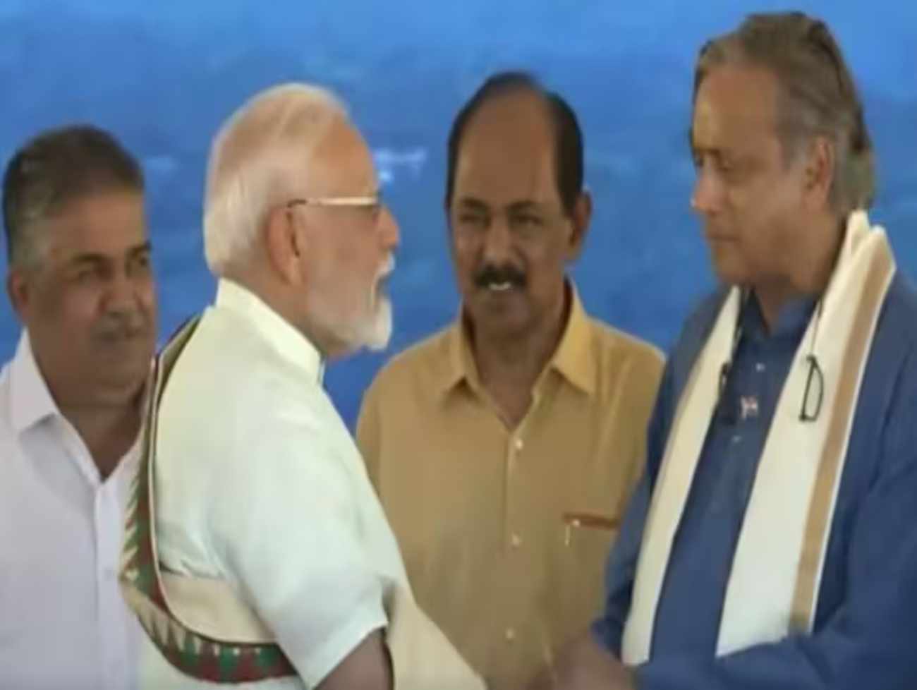 કોંગ્રેસના નેતા શશી થરૂર અને વડાપ્રધાન મોદી એક મંચ પર - શું ભાજપમાં જોડાશે ?