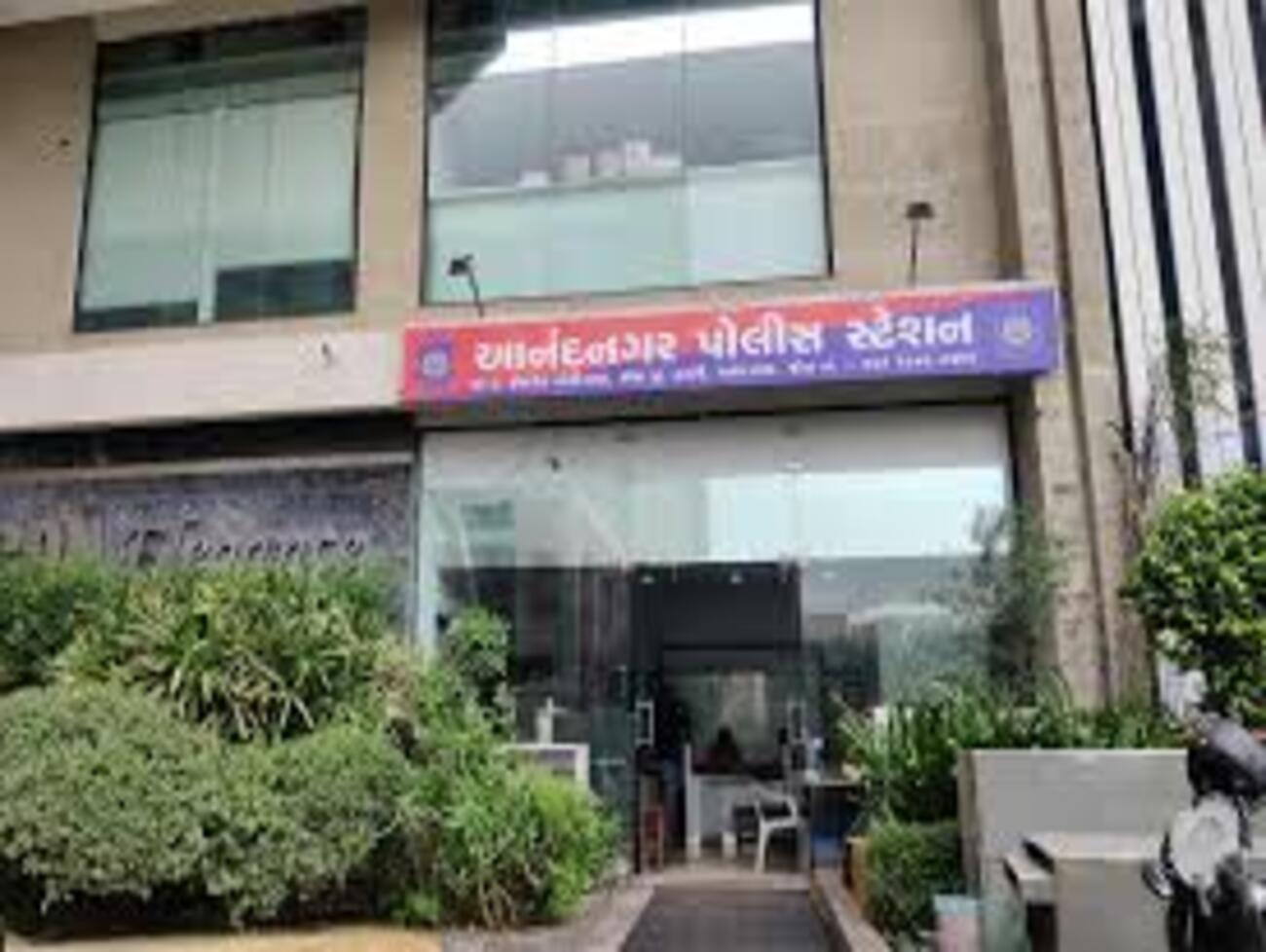 અમદાવાદ : વાહ રે પોલીસ..! દારુના અડ્ડા પર 'જનતા'ની રેડ, બુટલેગરને બદલે નાગરિકોની અટકાયત !