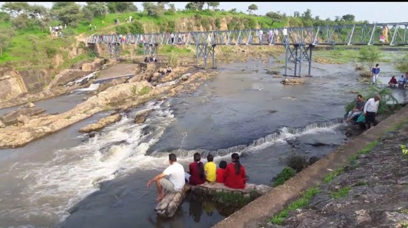 દાહોદના કાલી ડેમ પર સસતી પ્રસિદ્ધિનું ચડ્યું ભૂત! જીવના જોખમે યુવાનોમાં રિલ-સેલ્ફીનો ક્રેઝ,