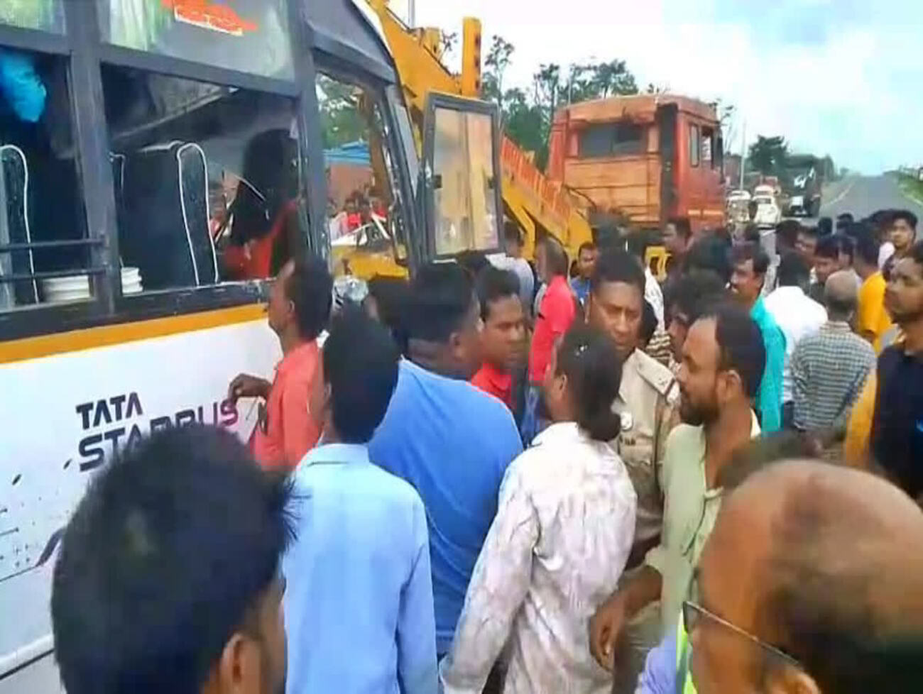 પ.બંગાળના બર્ધમાનમાં સર્જાઈ મોટી કરુણાંતિકા, બસ-ટ્રક વચ્ચે ટક્કરમાં થયા 10ના મોત, 30 ઈજાગ્રસ્ત