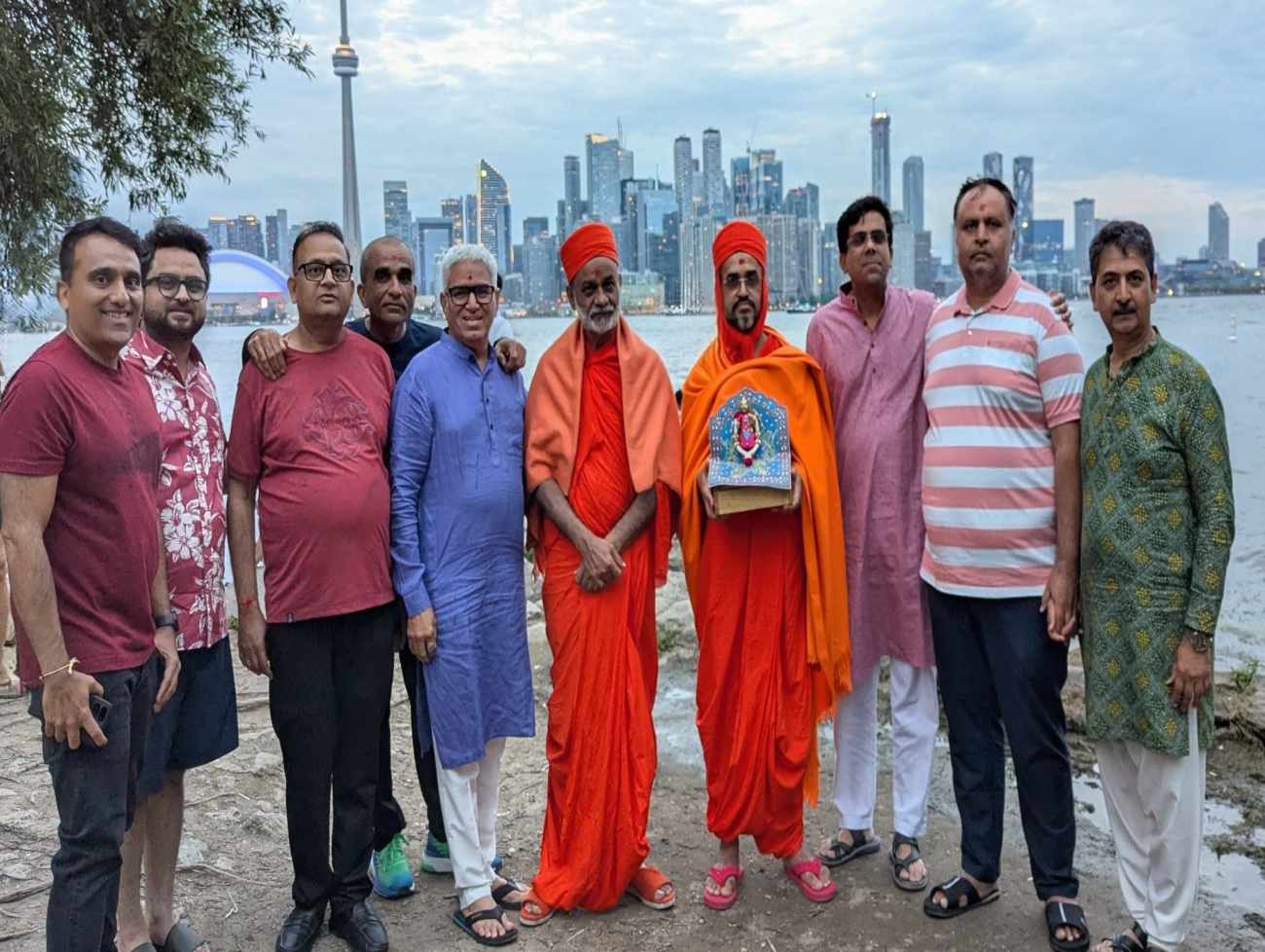 કુમકુમ મંદિરના સંતો દ્વારા ટોરેન્ટો સેન્ટ્રલ આઇસલેન્ડ ખાતે ધ્યાન - ભજન - કીર્તન કરવામાં આવ્યા