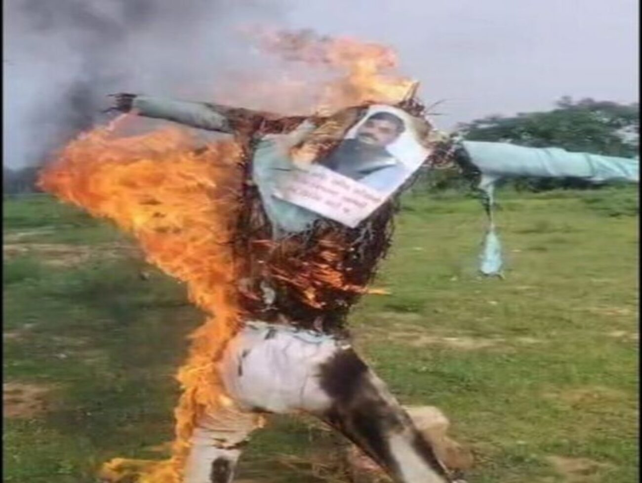 દાહોદમાં આદિવાસી સમાજનો ઉગ્ર વિરોધ : શિક્ષણ મંત્રી ના  પૂતળાનું કર્યું  દહન, ભીલ પ્રદેશ વિવાદ થી  રાજકારણ ગરમાયું!