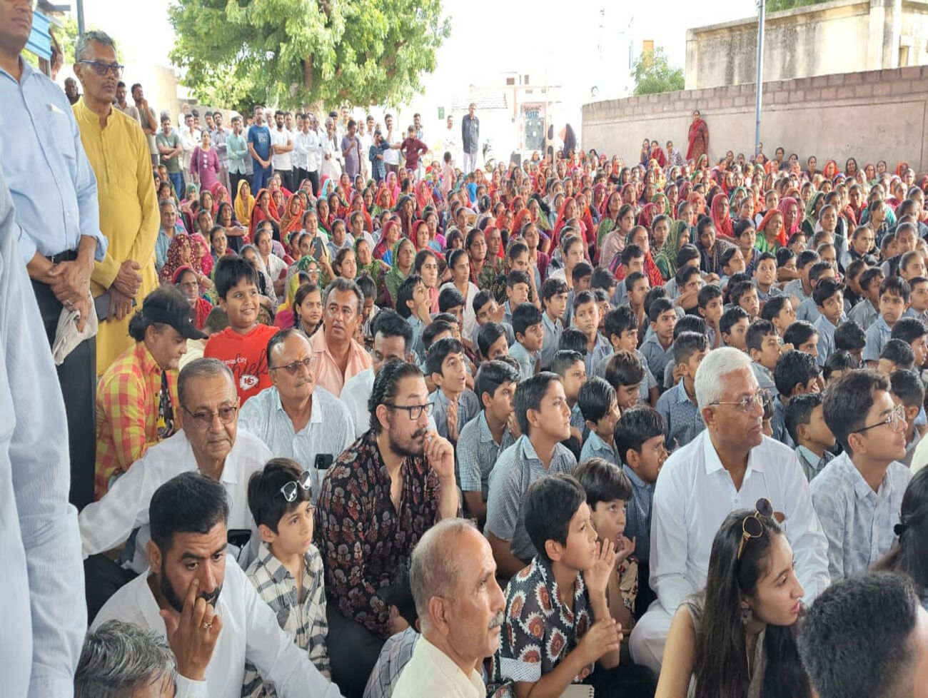 કચ્છના ગામડામાં આમિર ખાન, , પોતાની ફિલ્મ 'સિતારે જમીન પર' ગામલોકો સાથે બેસીને જોઈ