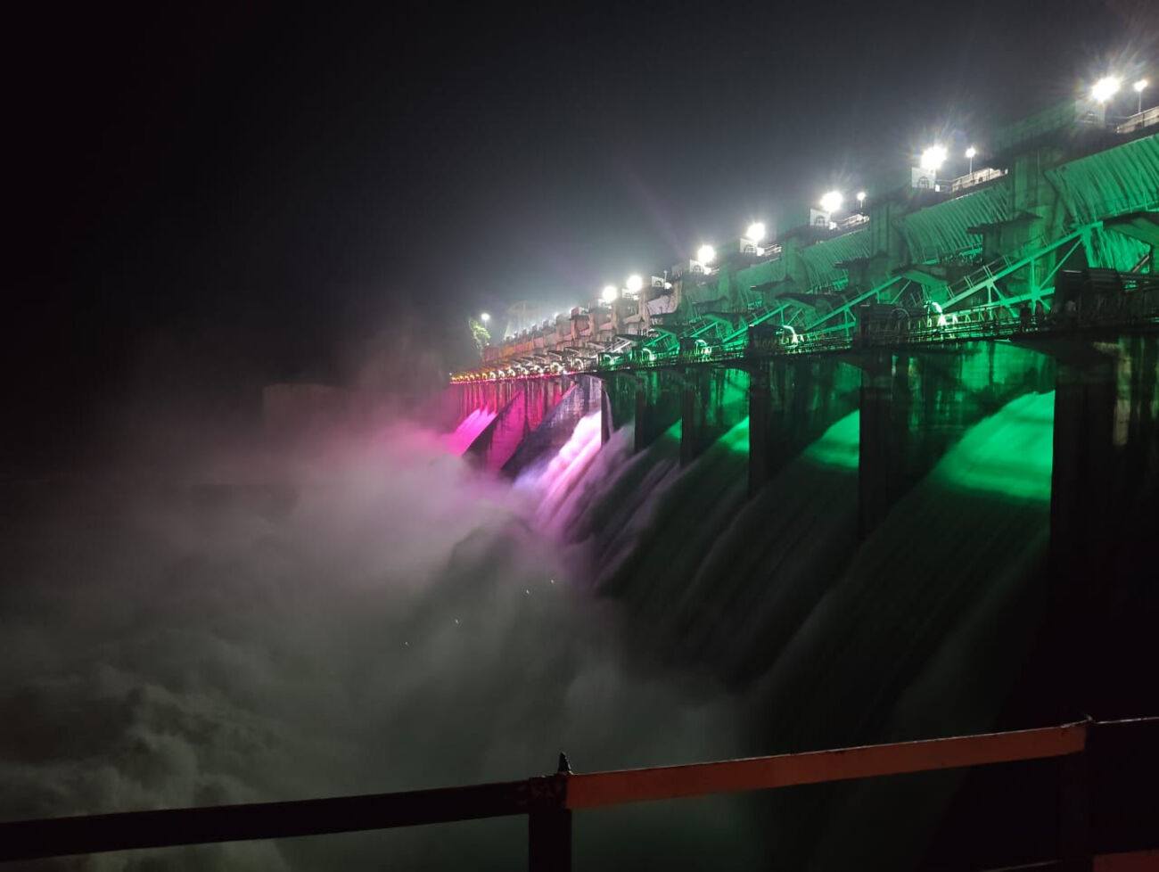 મહીસાગર : કડાણા ડેમની જળસપાટીમાં વધારો, ડેમના દરવાજા ખુલતા  સર્જાયો અદભૂત નજારો