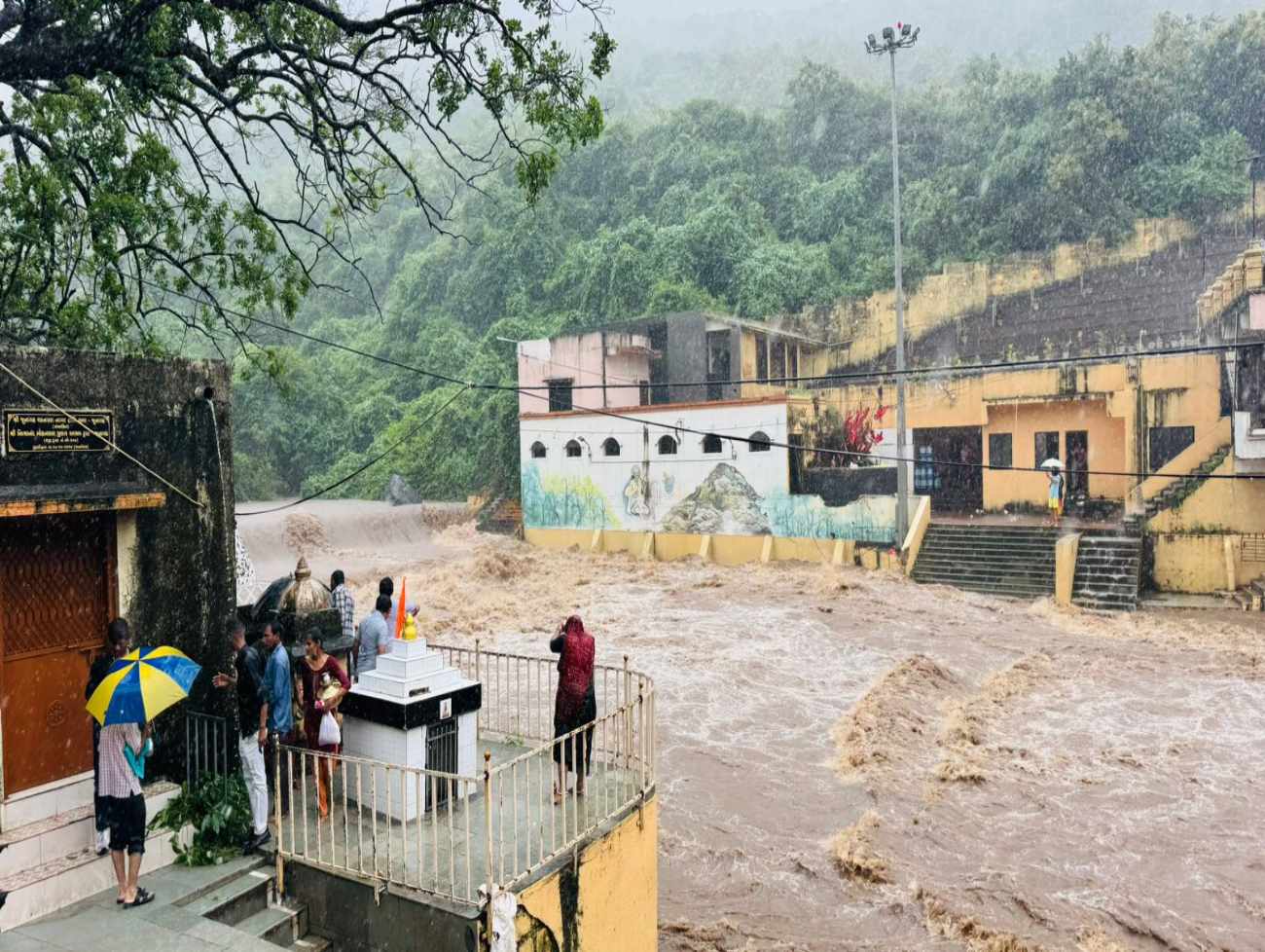 ગિરનાર પર્વત પર 2 કલાકમાં 3 ઇંચ વરસાદ ખાબકતાં દામોદર કુંડમાં ઘોડાપૂર, યાત્રાળુઓના પ્રવેશ પર રોક