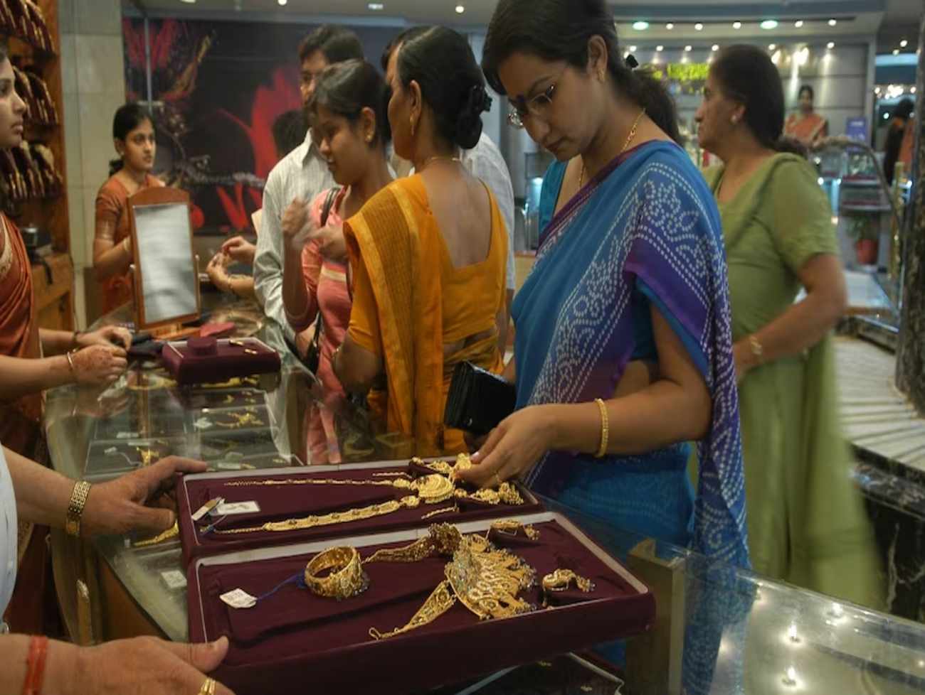 ગોલ્ડ પર નો ટેરિફ ... ટ્રમ્પે ગોલ્ડ પર ટેરિફ નહી લગાવવાની જાહેરાતથી તહેરવારોમા રાહત