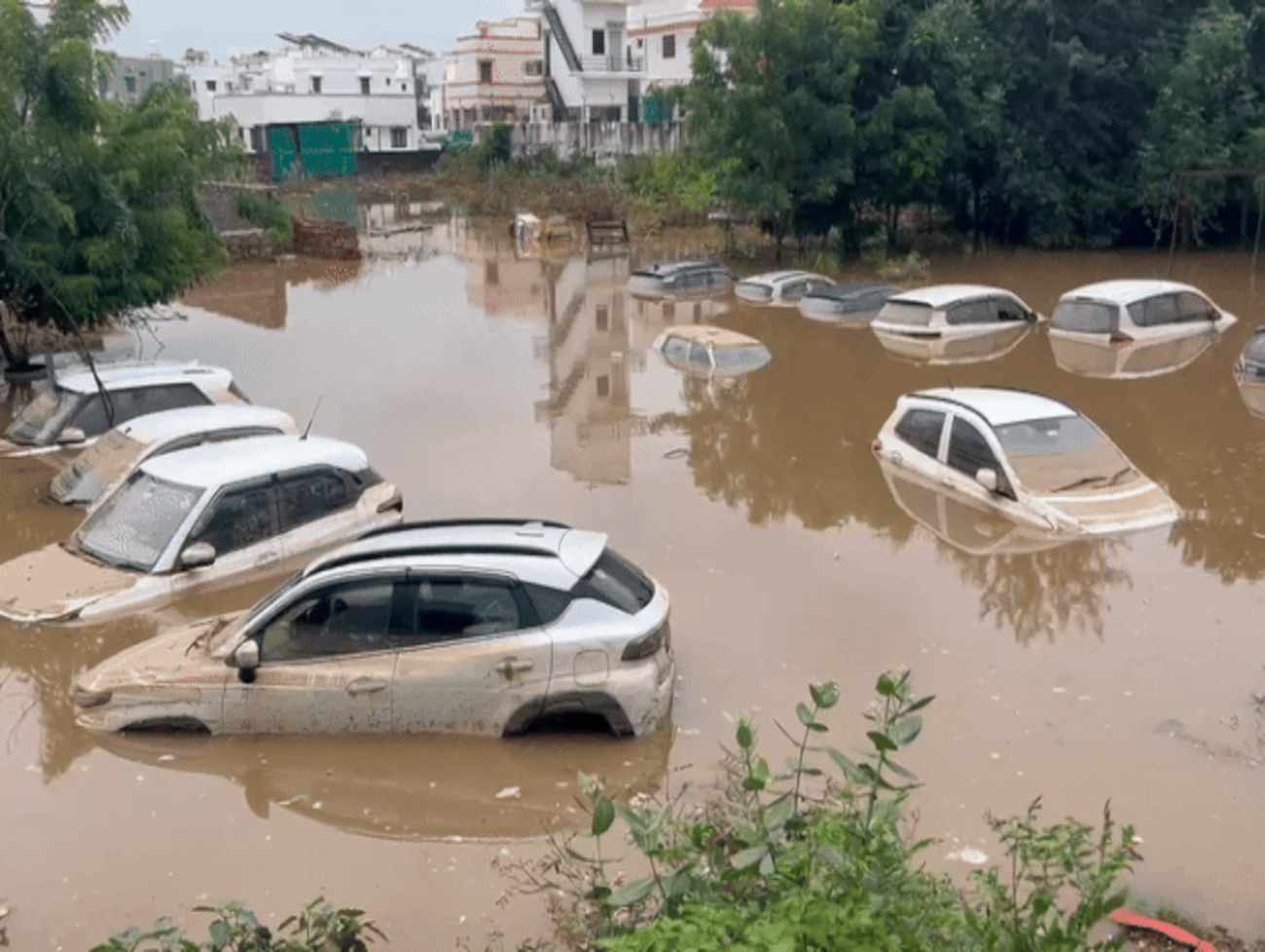 હિંમતનગરમાં ધોધમાર વરસાદથી જળબંબાકાર, 13 જેટલી કાર તણાઇ, પોશ વિસ્તારોમાં ઘૂસ્યા પાણી