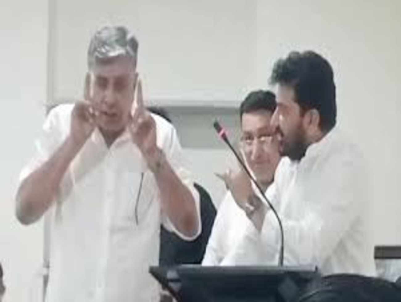 ક્ષત્રિયોના ઇતિહાસને લઈ બે ક્ષત્રિય વચ્ચે જામી: ભાજપનેતા જયરાજસિંહ પરમારે કહ્યું, ગાંડા જેવી વાતો કરતા હતા