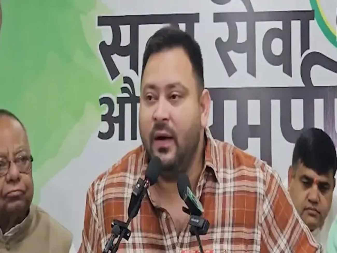 ગુજરાત ભાજપના નેતા બિહારમાં મતદાર...' તેજસ્વી યાદવના ચૂંટણી પંચ સામે ગંભીર આરોપ