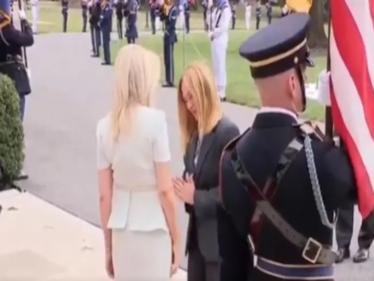 જોતી રહી ગઈ દુનિયા , વ્હાઈટ હાઉસમાં મેલોની નું  'નમસ્તે',