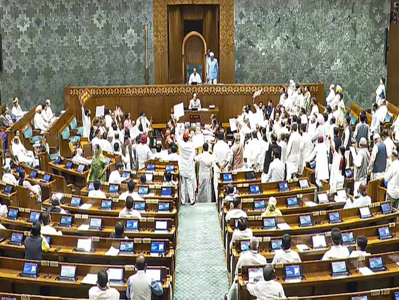 લોકસભામાં ધરપકડ થયેલા મંત્રીઓના પદને દુર કરવાના નીયમ મામલે જોરદાર વિરોધ અમિત શાહ સામે કાગળ ઉડાડયા