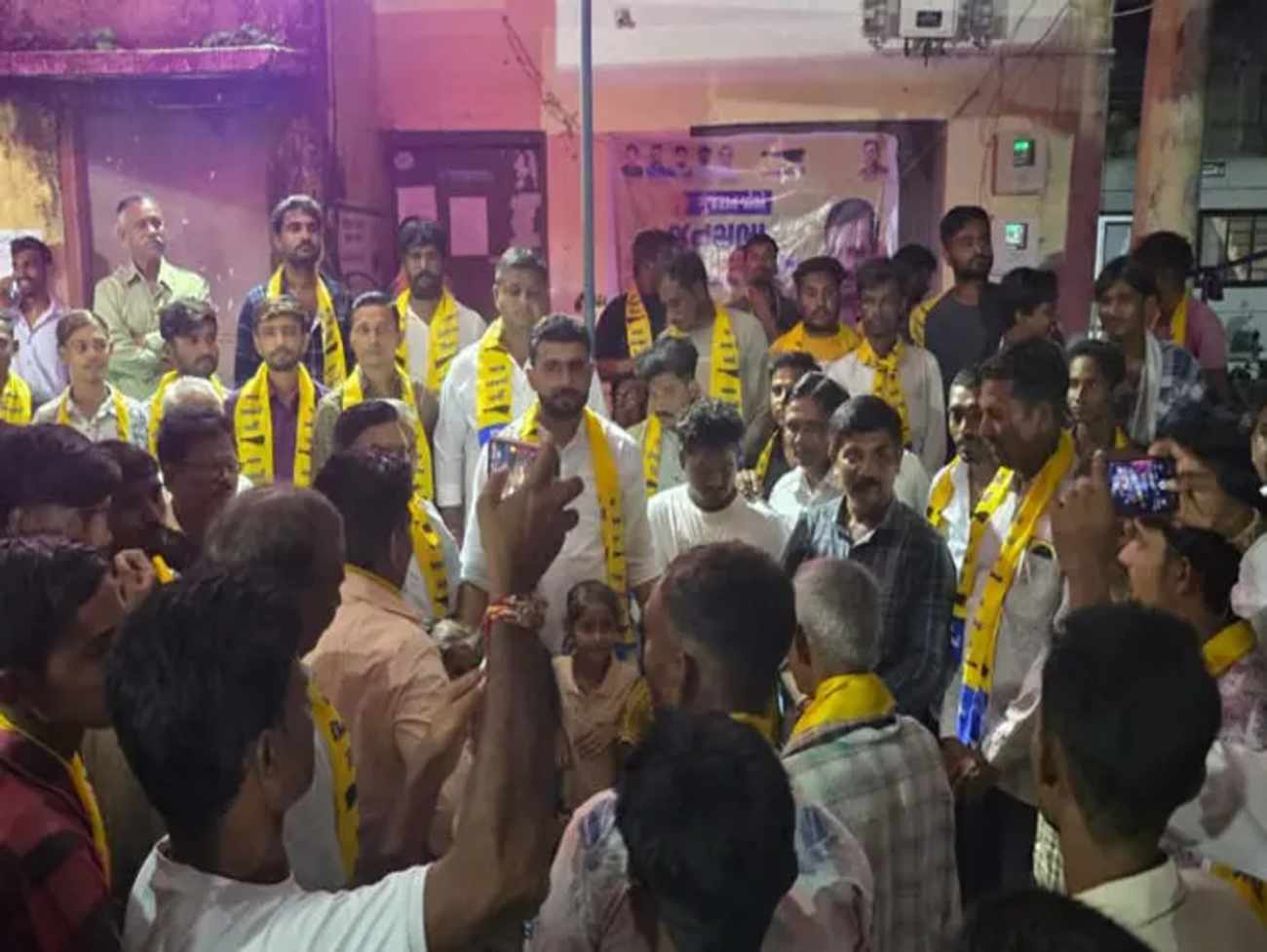 ગુજરાતની રાજનીતિમાં નવો વળાંક: એકસાથે 500થી વધુ લોકો આપમાં જોડાયા, ભાજપ-કોંગ્રેસને મોટો ફટકો