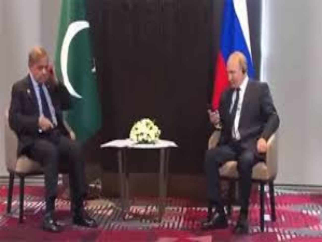 પુતિન સામે પાકિસ્તાનના PMની ફજેતી:ઇયરફોન પહેરી ન શક્યા, હસતાં-હસતાં રશિયન રાષ્ટ્રપતિએ શીખવ્યું