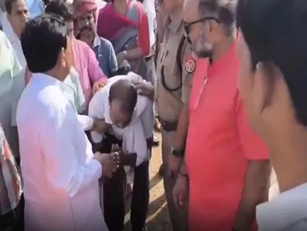 મંત્રીના પગ પકડી રડવા લાગ્યો ખેડૂત, કહ્યું - 'બચાવી લો, પૂરમાં બધુ બરબાદ થઈ જશે...'