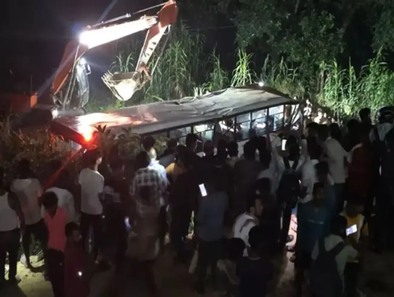 UPમાં સર્જાઈ મોટી દુર્ઘટના , હરદોઈથી લખનઉ આવતી બસ પલ્ટી જતા  5 લોકોના મોત, 10 ઇજાગ્રસ્ત