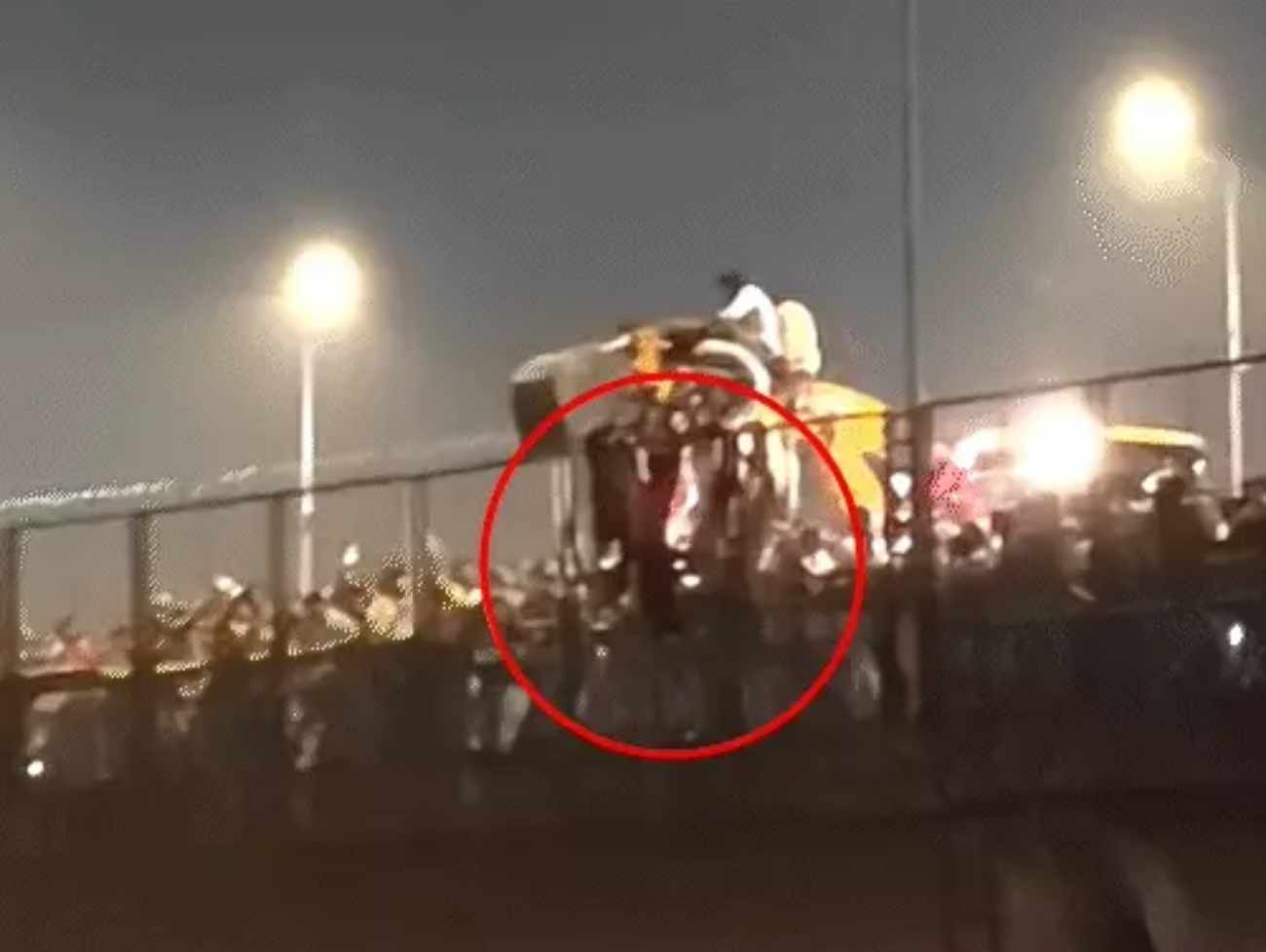 સાબરમતીમાં કૂદતા યુવકનો JCB પર ચડી અમદાવાદીઓએ જીવ બચાવ્યો