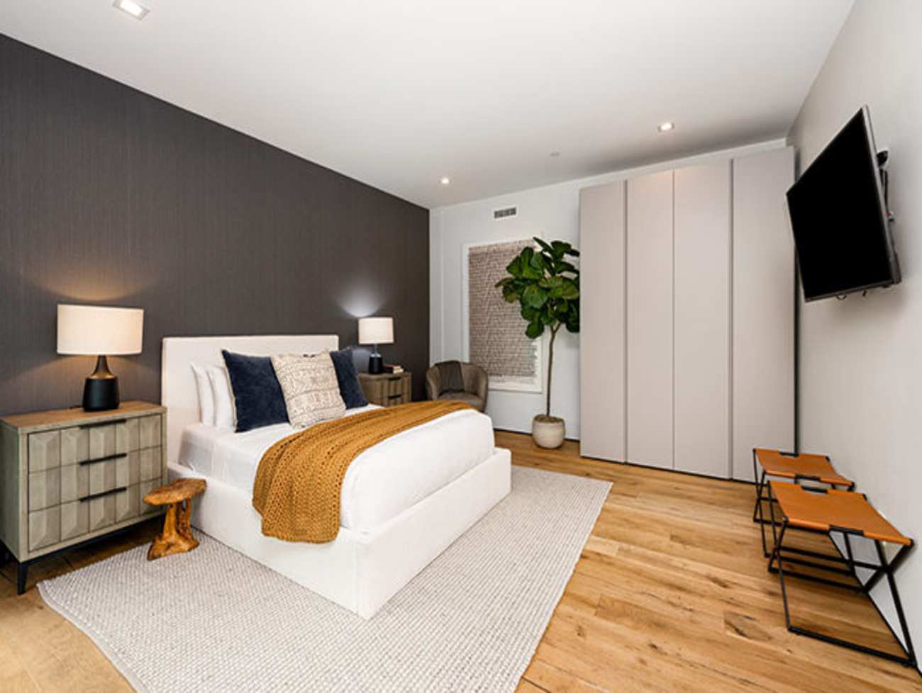 વાસ્તુ ટીપ્સ: બેડરૂમમાં ભૂલથી પણ ન રાખવી 5 વસ્તુઓ, ઘરમાં દરિદ્રતા આવી શકે છે