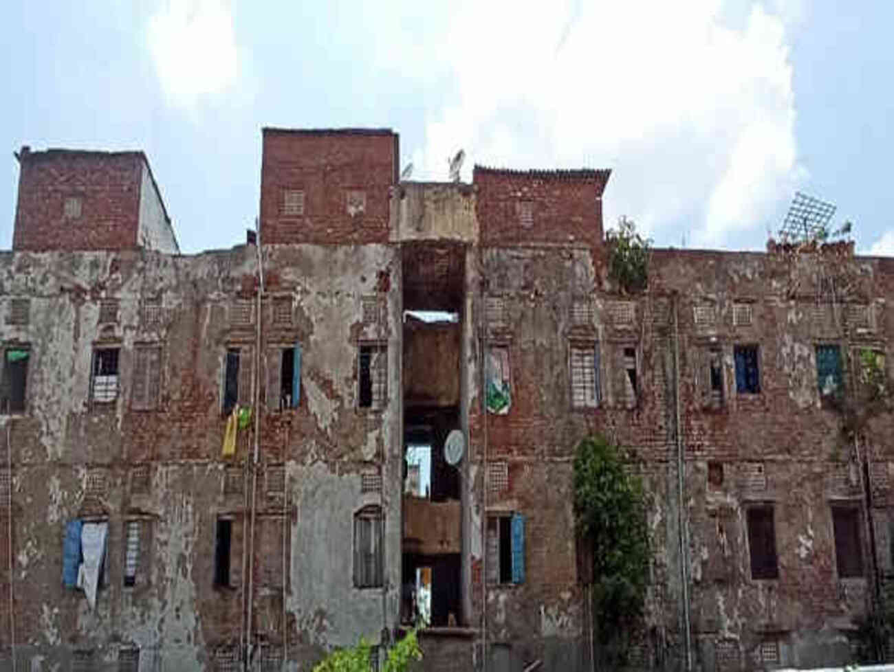 અમદાવાદ : અમરાઈવાડી સ્થિત સ્લમ ક્વાર્ટર્સમાં ગેલેરીનો ભાગ ધરાશાયી, 3 લોકોને ઈજા, 15 લોકોનું રેસ્ક્યૂ