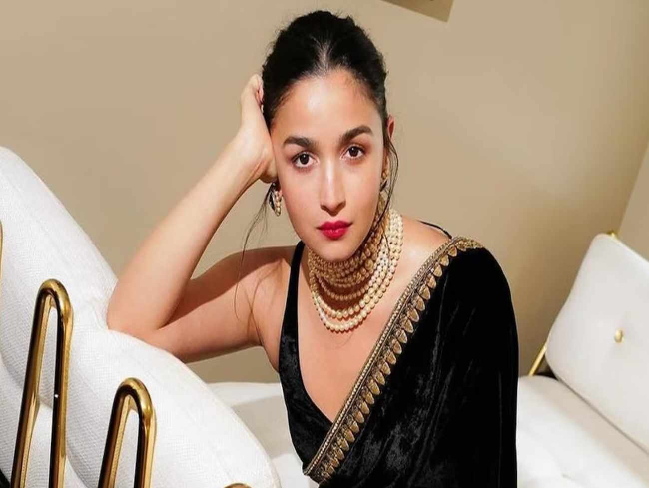 શું આલિયા ભટ્ટ કામ માટે પાકિસ્તાન જશે? જવાબ સાંભળીને તમને નવાઈ લાગશે.