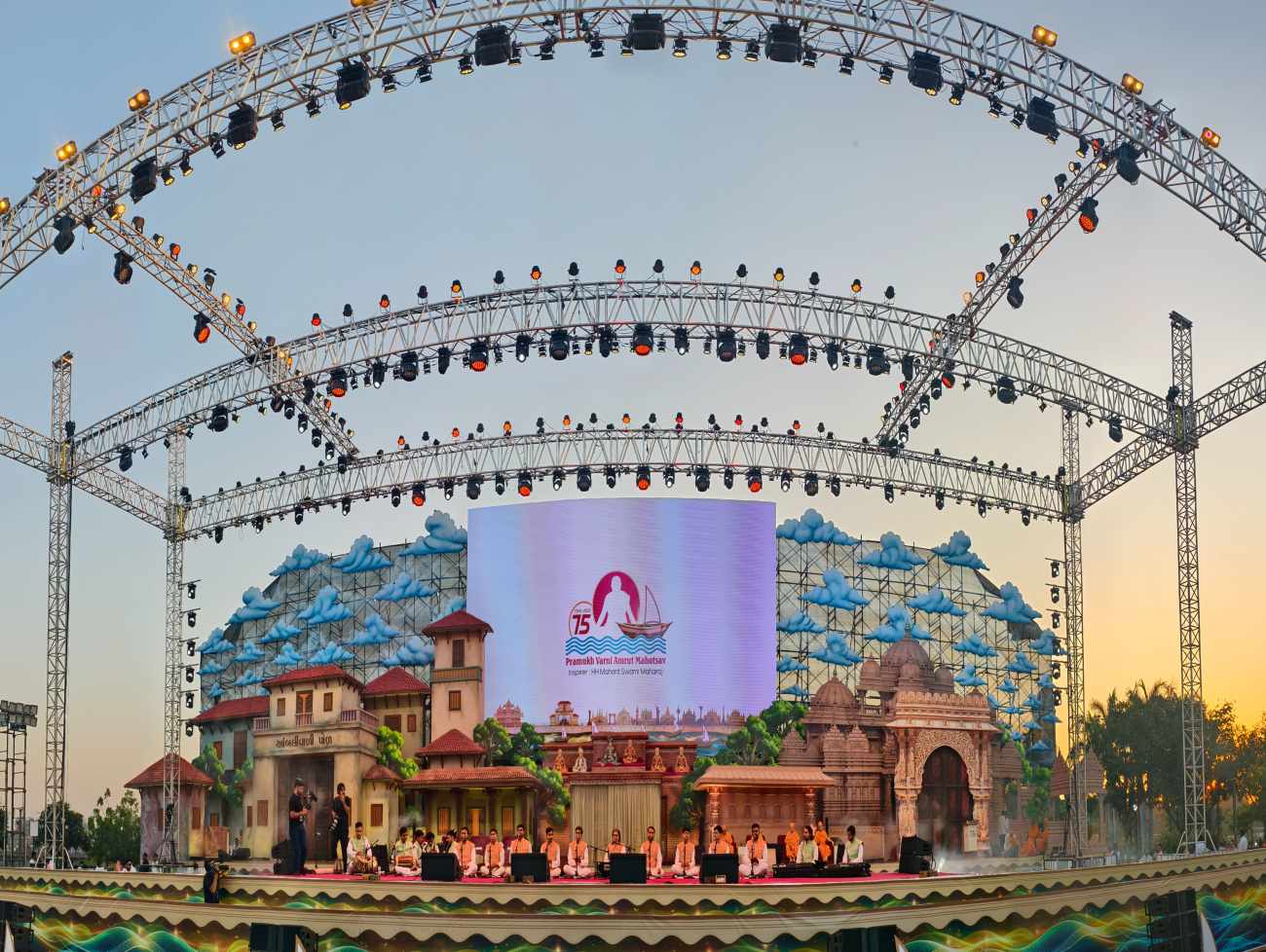 અમદાવાદના રિવરફ્રન્ટ ખાતે ‘પ્રમુખ વરણી અમૃત મહોત્સવ નો ભવ્ય કાર્યક્રમ યોજાયો.