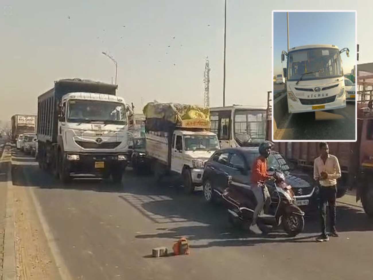 ચાલુ બસનું ટાયર નીકળીને બ્રિજની નીચે પડતાં બાઈક ચાલકનું ઘટનાસ્થળે મોત: