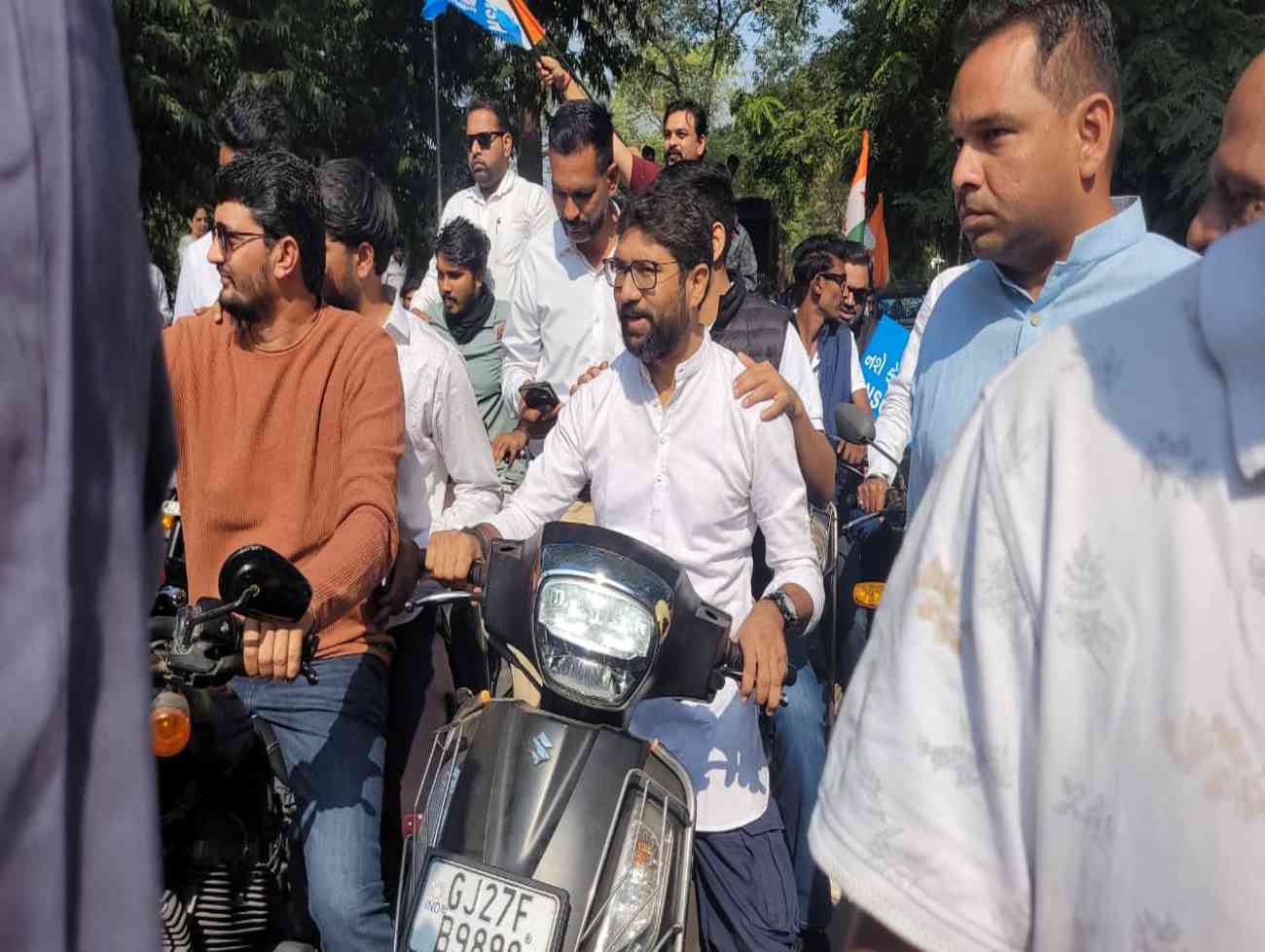 અમદાવાદ: NSUIની રેલીમાં નિયમોના ધજાગરા: કોંગ્રેસ નેતાઓ હેલ્મેટ વિના બાઈક પર દેખાયા