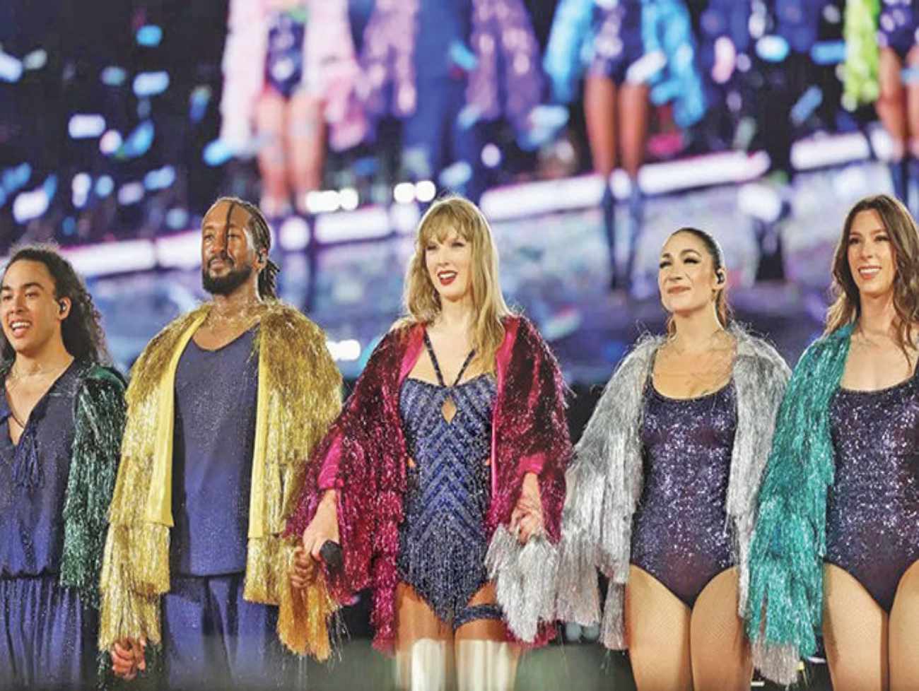 જાણીતી સિંગર ટેલર સ્વિફ્ટે ક્રૂને 2000 કરોડનું બોનસ આપ્યું, જાણો સમગ્ર મામલો શું છે