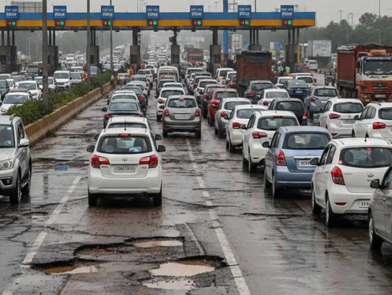 ગુજરાતમાં બિસ્માર હાઈવે છતાં 8702 કરોડ ટોલટેક્સનું ઉઘરાણું, નિર્માણ ખર્ચ કરતા વધુ વસૂલી