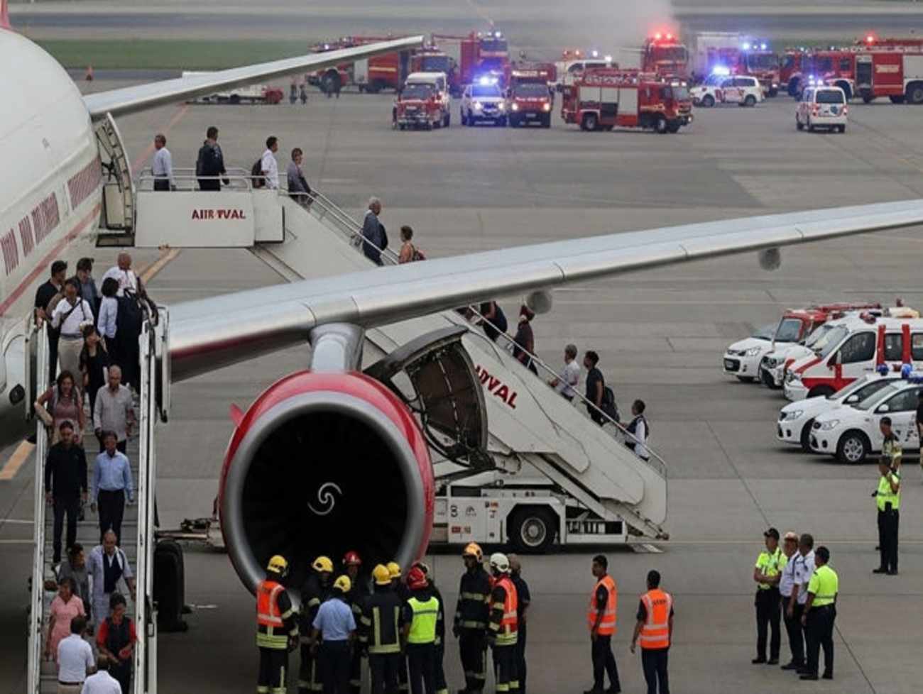 Air India News - એર ઈન્ડિયાના વિમાને ઉડાન ભરતાં જ જમણું એન્જિન બંધ, દિલ્હીમાં ઈમરજન્સી લેન્ડિંગ