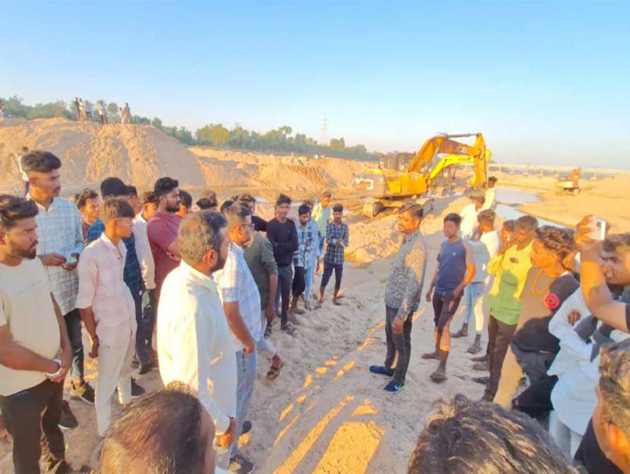 છોટાઉદેપુર: રતનપુરમાં ગેરકાયદેસર રેતી ખનન પર ‘જનતા રેડ