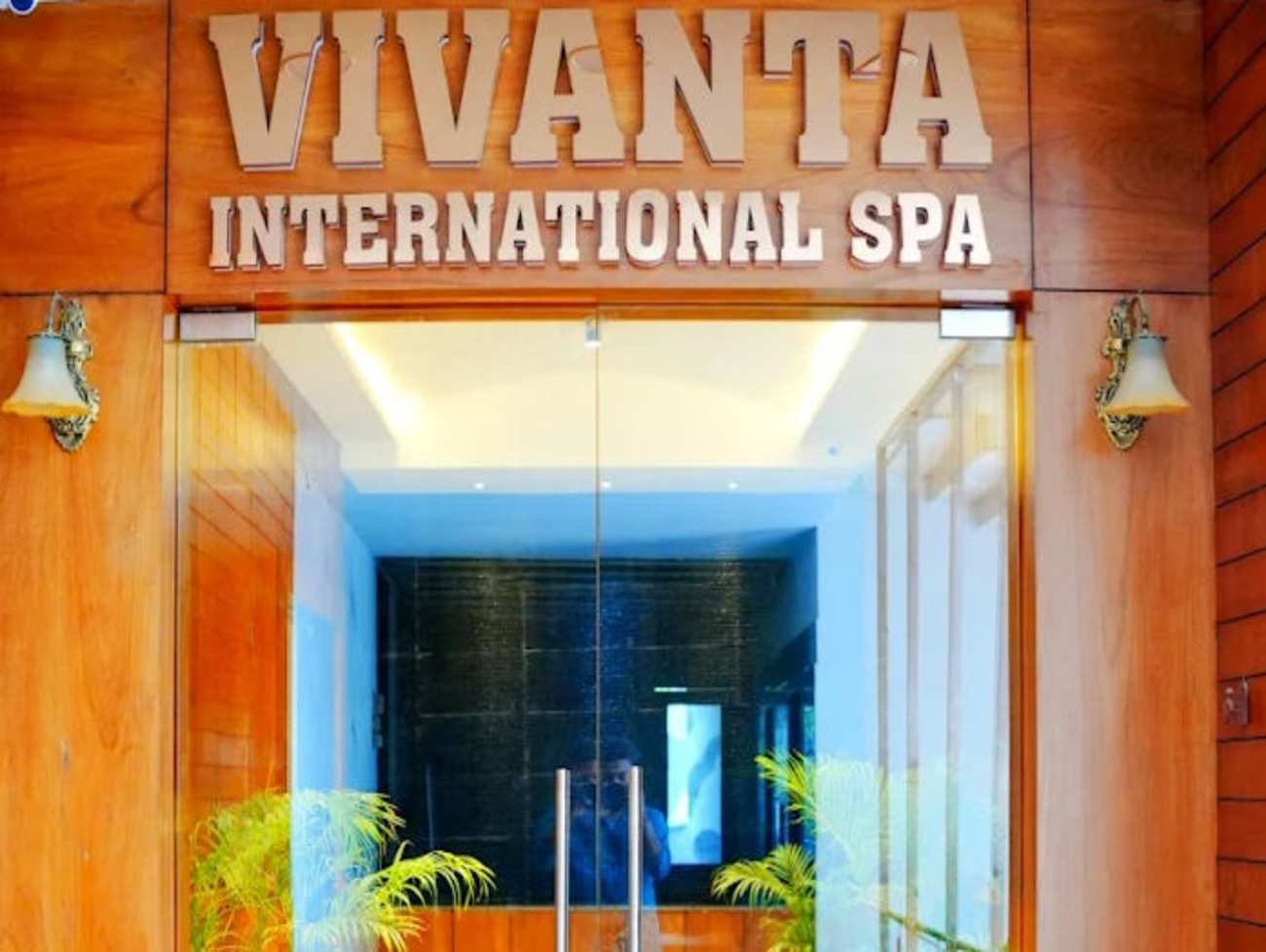 અમદાવાદ: સોલાના 'વિવાન્તા સ્પા' પર પોલીસની રેડ, મસાજની આડમાં ચાલતા દેહવ્યાપાર પર્દાફાશ