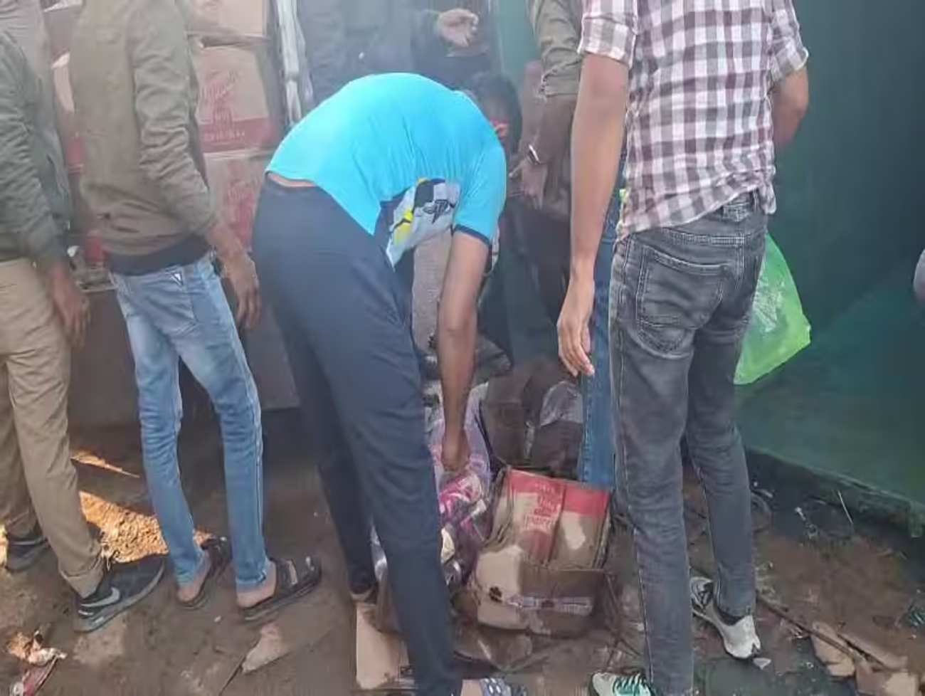 અમદાવાદના સાણંદમાં 31st પહેલાં દારૂની રેલમછેલ: ટ્રક પલટી જતાં લોકોએ લૂંટ ચલાવી,