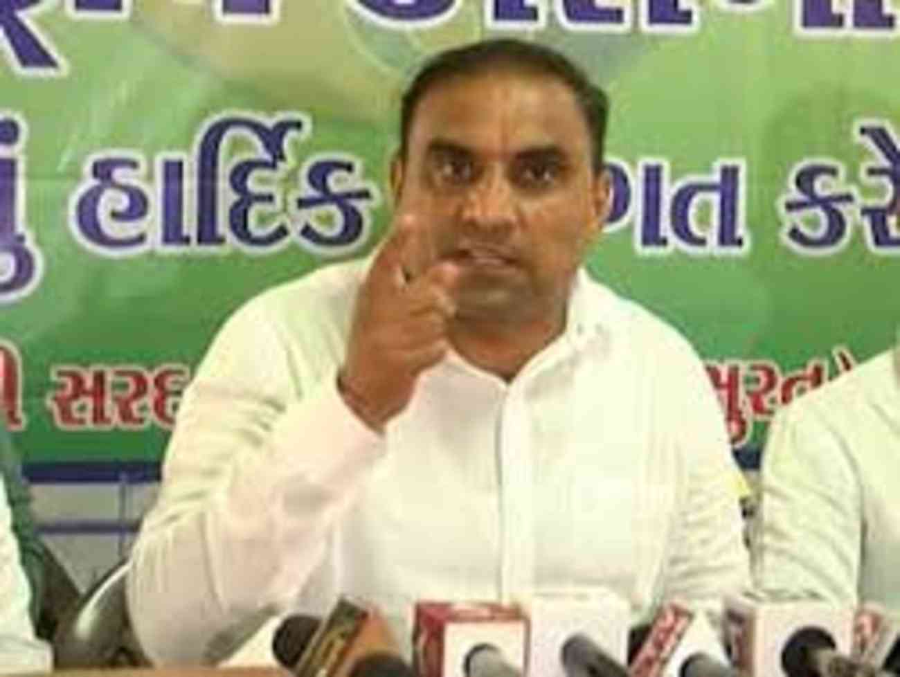 ભાગીને લગ્ન કરાવતા મહેસાણાના તલાટી 'એક વર્ષમાં 50 લાખ કમાયા! લાલજી પટેલનો ચોંકાવનારો ઘટસ્ફોટ