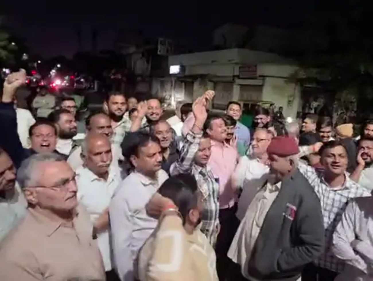 તમને શું અહીંયા લોહી પીવા માટે રાખ્યા છે',ભાજપના મહિલા MLA સામે સ્થાનિકોમાં રોષ,