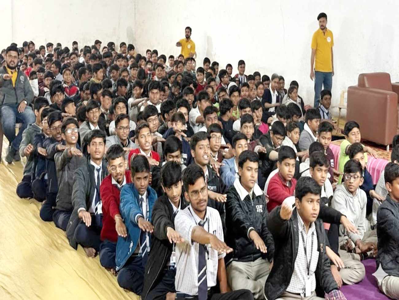 કુમકુમ મંદિર દ્વારા વિદ્યાર્થીઓને શાળાઓમાં સંતો દ્વારા પ્રવચન કરીને આત્મહત્યા ના કરવા માટે સમજાવીને શપથ લેવડાવવામાં આવ્યા.