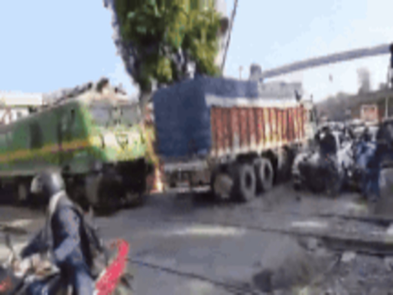 ફાટક પર 'પહેલા હું'ની લ્હાયમાં દુર્ઘટના! ટ્રેને ટ્રકને ફંગોળી, જરાક માટે બચ્યો અનેક મુસાફરોનો જીવ