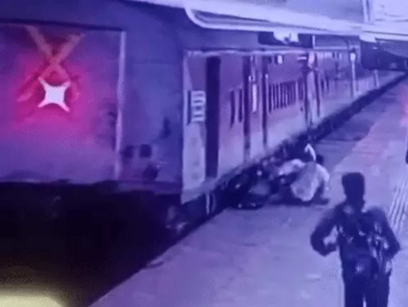 ચાલુ ટ્રેનમાં ચઢવા જતાં મુસાફરનો પગ લપસ્યો,RPF જવાનોની સતર્કતાથી જીવ બચ્યો