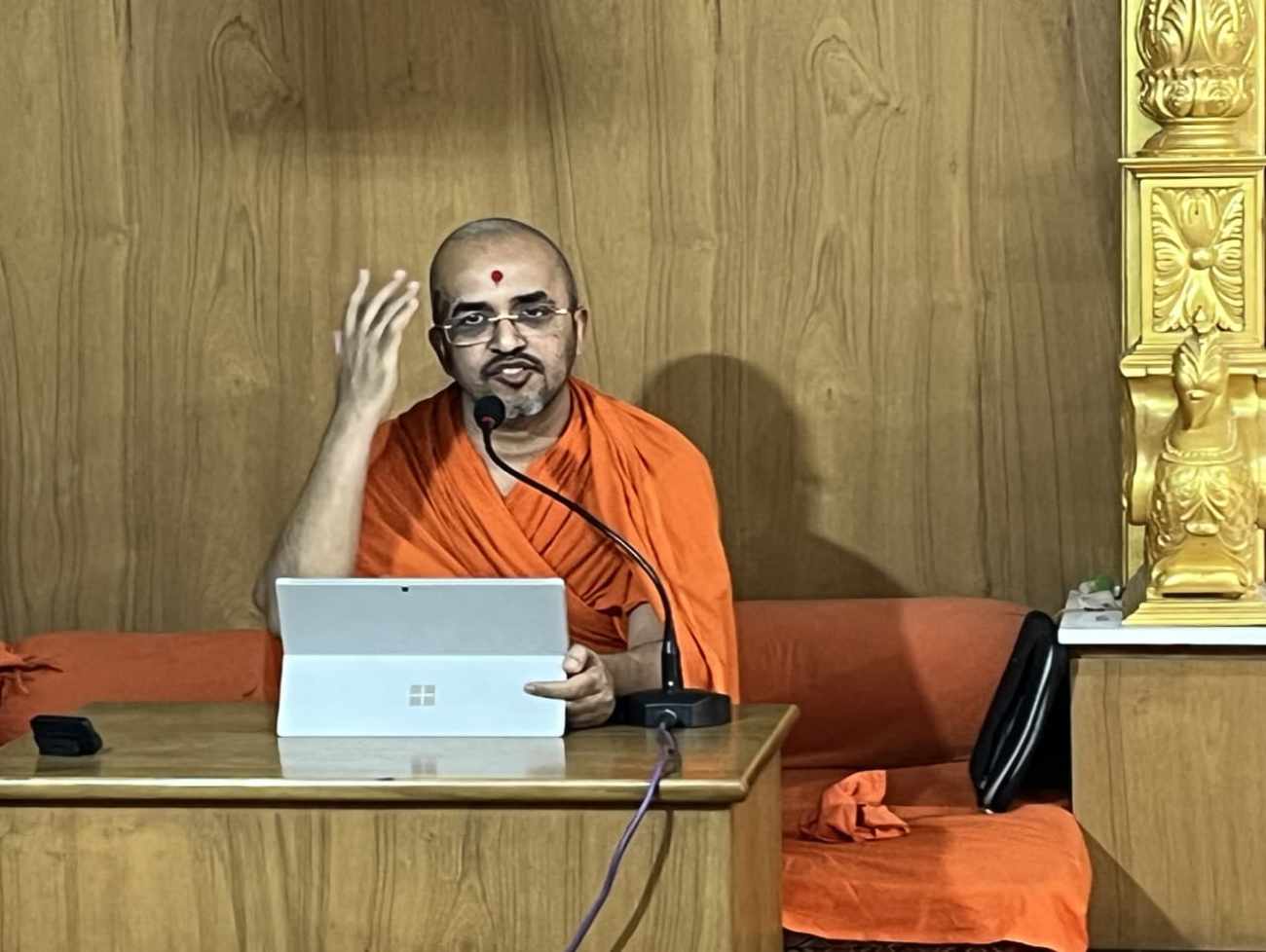 કુમકુમ મંદિરના સાધુ પ્રેમવત્સલદાસજીએ સૌને કેન્સર સામે હિંમત અને ધીરજ રાખવા સંદેશો આપ્યો.