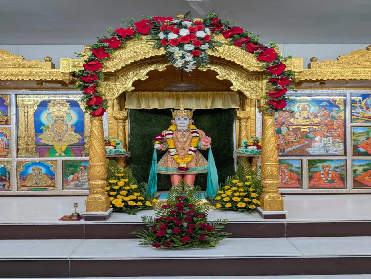 કુમકુમ મંદિર ખાતે વેલેન્ટાઈન ડે ના દિવસે ભક્તોએ ભગવાનને વિશે શાશ્વત પ્રેમના પ્રતિક રૂપે ભગવાનને ત્રણ બુકે અર્પણ કર્યા