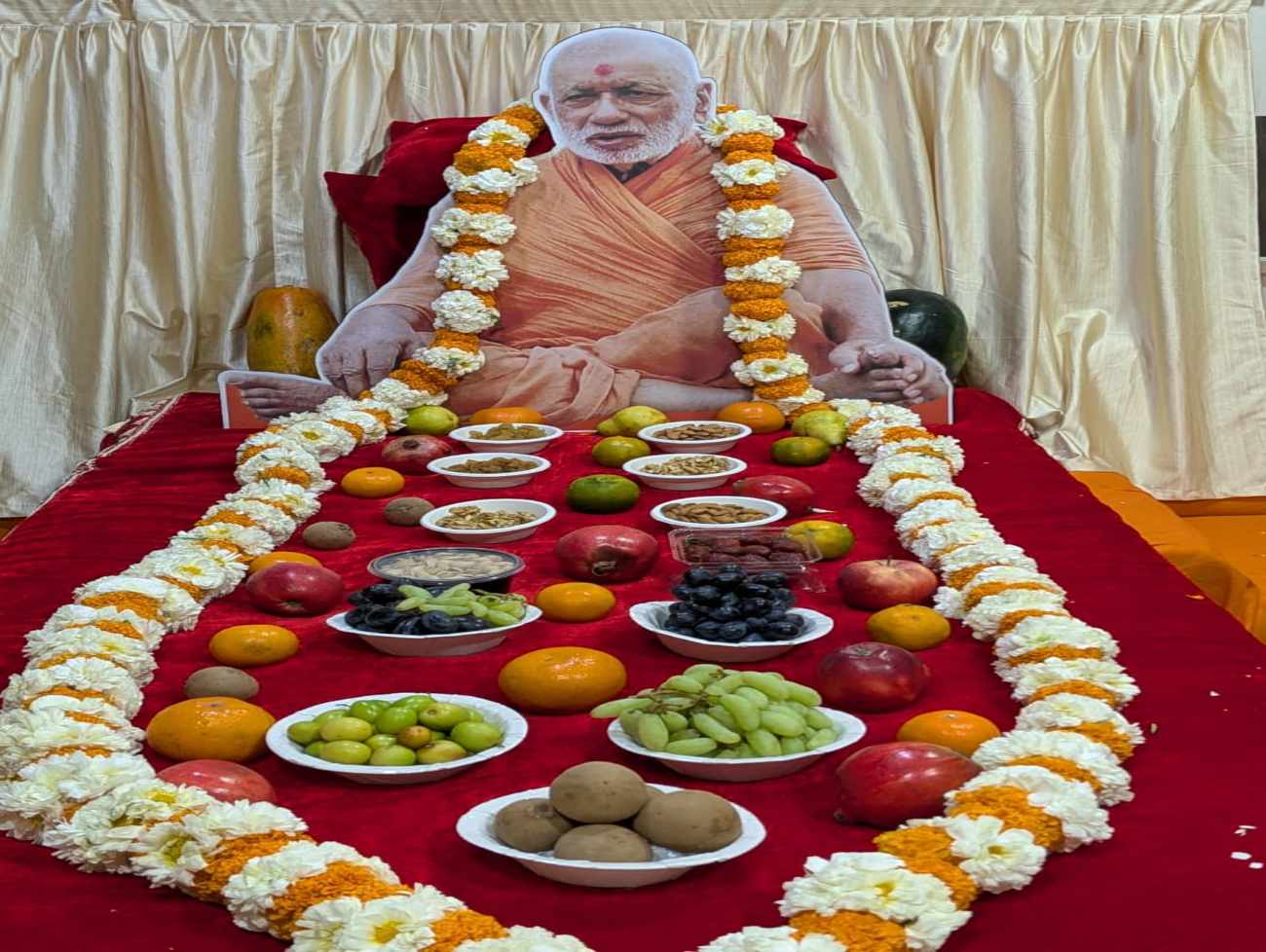 કુમકુમ મંદિરના સંસ્થાપક શ્રી આનંદપ્રિયદાસજી સ્વામીને ૮૪મા દીક્ષા દિને ૧૫ ફૂટનો વિશાળ હાર ધરાવવમાં આવ્યો